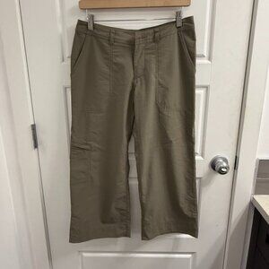Patagonia Size 2 green khaki capris